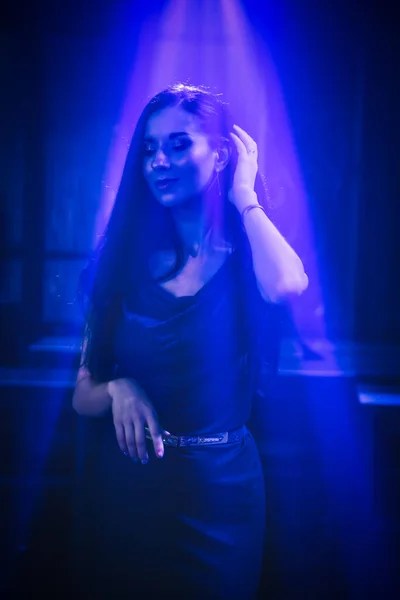 Женщина Весело Танцует Ночном Диско Клубе Неоновым Светлым Темным Фоном — стоковое фото