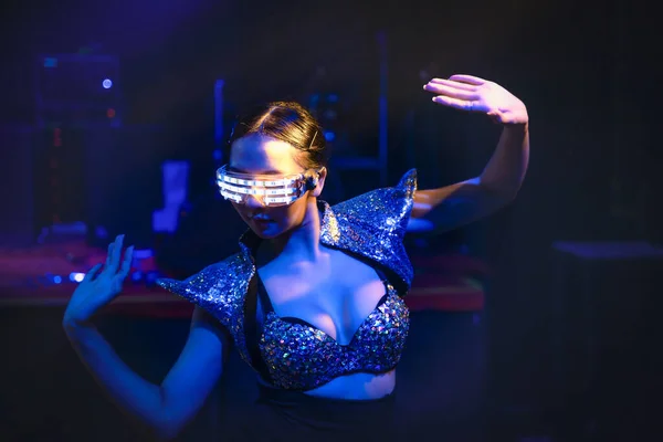 穿着现代服装的舞蹈家 在迪斯科舞厅和夜总会表演工艺舞蹈 有霓虹灯和聚光灯 有选择性地聚焦 — 图库照片
