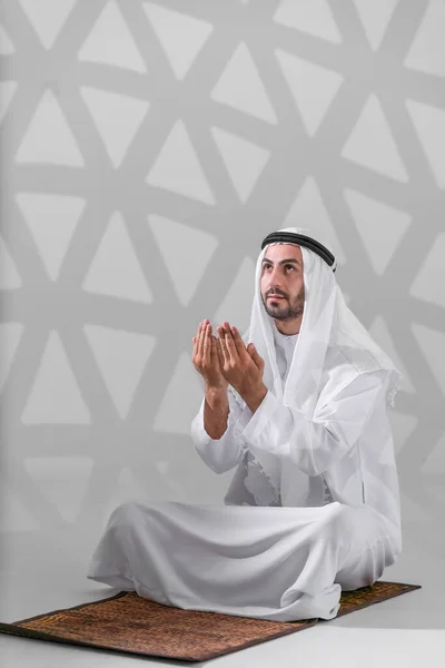 Islamic Background Arab Muslim Man Thawb Outfit Worship Praying Alah — 스톡 사진