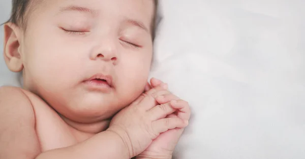 Nahaufnahme Porträt Eines Schönen Jungen Der Auf Dem Bett Schläft — Stockfoto