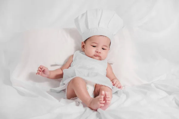 Retrato Adorável Baía Bebê Traje Chef Deitado Cama — Fotografia de Stock