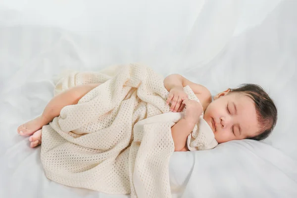 Close Retrato Adorável Menino Dormindo Cama Mãos Dadas — Fotografia de Stock