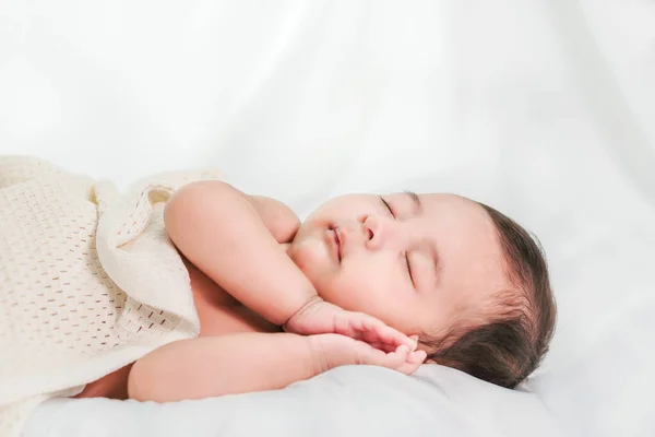 Yatakta Uyuyan Ele Tutuşan Güzel Bir Çocuğun Portresi — Stok fotoğraf