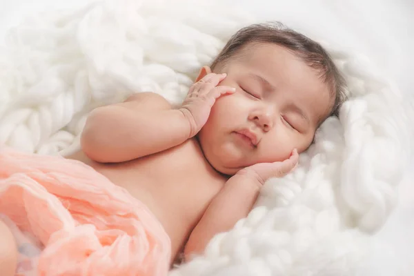 Close Retrato Adorável Menino Dormindo Cama Mão Segurando Rosto — Fotografia de Stock