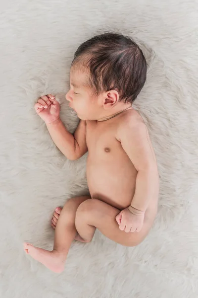 Portret Van Kleine Pasgeboren Baby Slapend Wit Tapijt — Stockfoto