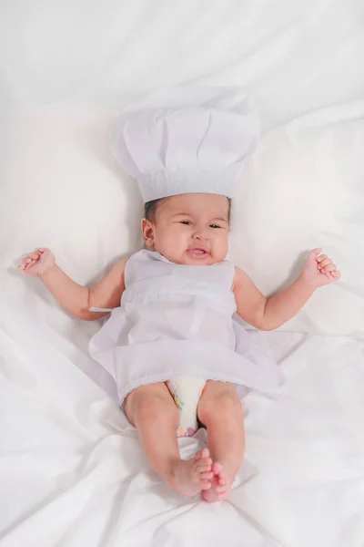Yatakta Uzanmış Şef Kostümlü Sevimli Bebek Ambarının Portresi — Stok fotoğraf