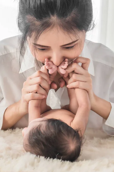 Seçici Odaklanmış Güzel Annenin Portresi Yeni Doğmuş Bebeğinin Ayaklarını Tutuyor — Stok fotoğraf