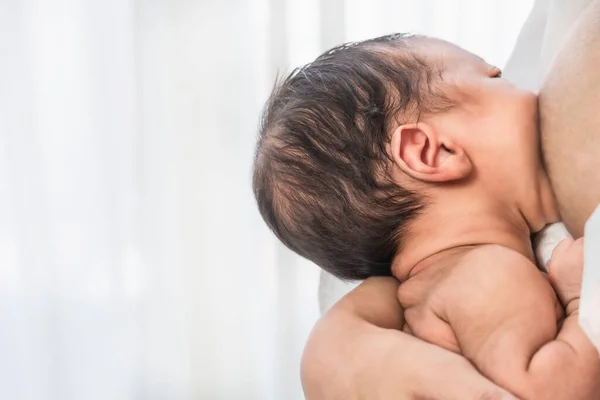 Close Portret Van Kleine Pasgeboren Zuigeling Het Krijgen Van Melk — Stockfoto