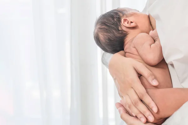 Close Portret Van Kleine Pasgeboren Zuigeling Het Krijgen Van Melk — Stockfoto