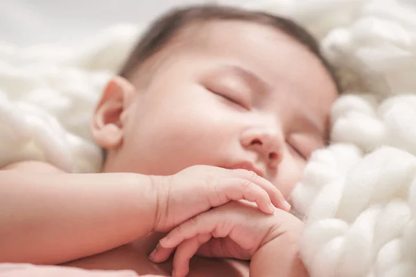 Close Retrato Adorável Menino Dormindo Cama Mãos Dadas — Fotografia de Stock