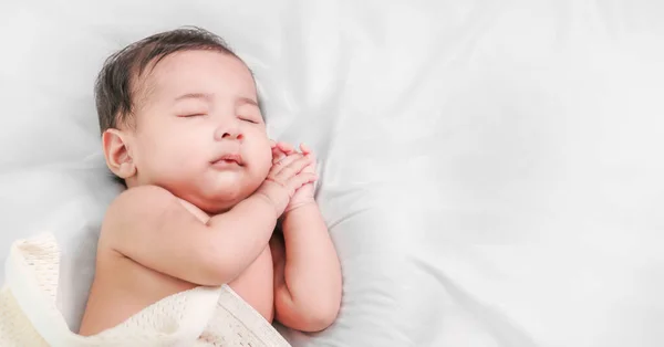 Nahaufnahme Porträt Eines Schönen Jungen Der Auf Dem Bett Schläft — Stockfoto