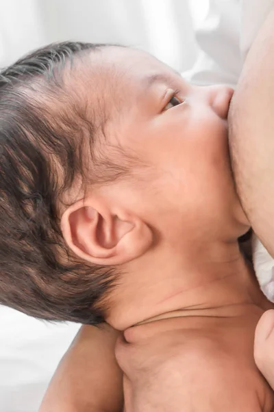 Close Retrato Bebê Recém Nascido Tendo Leite Materno Peito Mãe — Fotografia de Stock