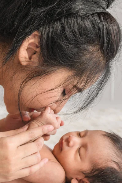 Seletivo Focado Close Retrato Bebê Recém Nascido Pequeno Deitado Cama — Fotografia de Stock