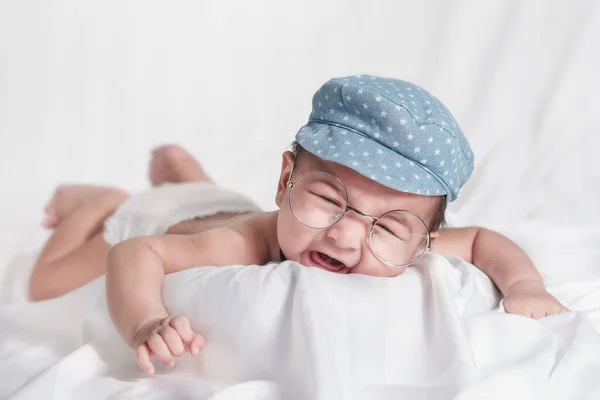 Retrato Lindo Menino Vestindo Boné Com Óculos Deitados Cama Chorando — Fotografia de Stock