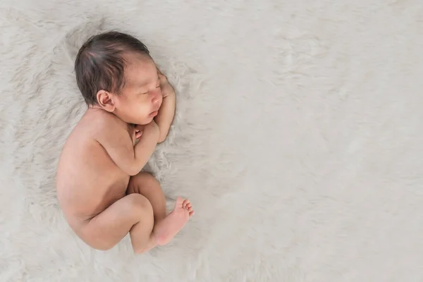 Beyaz Halıda Uyuyan Küçük Bebek Portresi — Stok fotoğraf