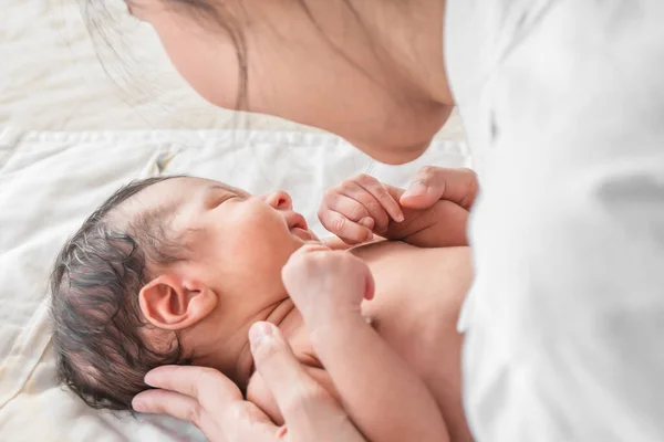 Seçici Odaklanmış Yeni Doğmuş Bebek Portresi Annesi Ele Tutuşmuş Şekilde — Stok fotoğraf