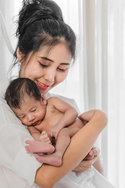 Küçük Bebek Portresi Mutlu Gülümseyen Anne Sevgisiyle Ele Tutuşuyor — Stok fotoğraf