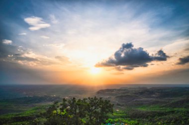 Tepe vadisinde gün batımının manzarası
