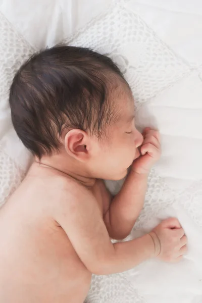 Nahaufnahme Porträt Eines Kleinen Neugeborenen Das Auf Dem Bett Schläft — Stockfoto