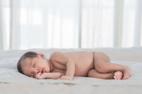 小さな新生児がベッドの選択的焦点で寝ている姿を — ストック写真