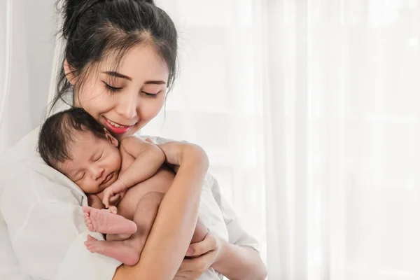 Küçük Bebek Portresi Mutlu Gülümseyen Anne Sevgisiyle Ele Tutuşuyor — Stok fotoğraf