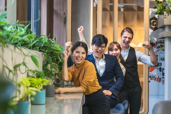 Skiftande Affärskollega Kaukasiska Och Asiatiska Visar Glad Och Säker Lagarbete — Stockfoto