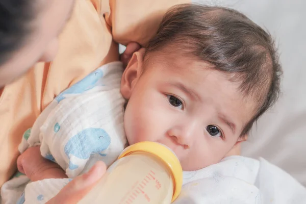 Retrato Recém Nascido Bebê Ter Leite Mamadeira Com Alimentação Mãe — Fotografia de Stock