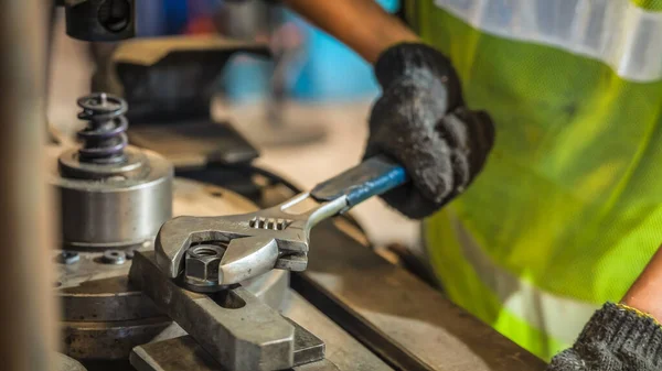 Fondo Industrial Llave Ajustable Sosteniendo Mano Con Guante Máquina Reparación — Foto de Stock