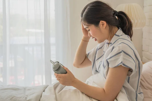 Aziatische Jong Volwassen Vrouw Liggend Bed Thuis Met Alarm Clack — Stockfoto