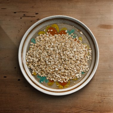 Ahşap üzerine yulaf gevreği