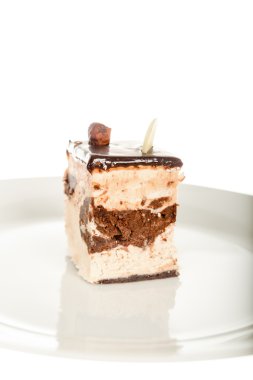 Beyaz arka plan üzerinde izole çikolatalı cheesecake