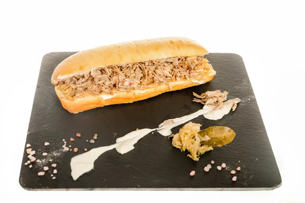 Sandwich con carne costoletta di maiale su granito tagliere piatto w — Foto Stock