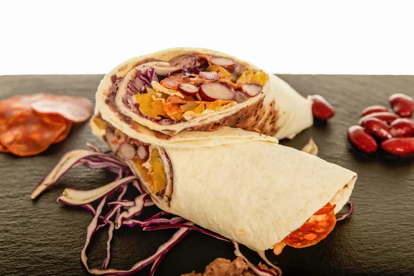 Mexikanische Tortilla mit Bohnen, Rindfleisch und Tomaten. — Stockfoto