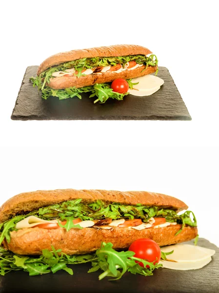 Hausgemachtes italienisches Vereinsbrot mit Hühnersalami, Tomaten und Leberkäse — Stockfoto