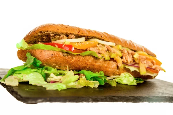 Fresco sano tonno Sandwich Baguette con verdure . — Foto Stock