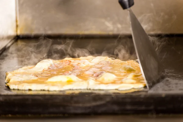 Închiderea ouălor prăjite gustoase pe panoul de grătar — Fotografie, imagine de stoc