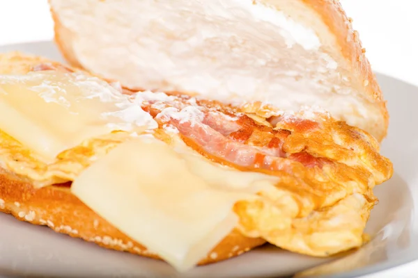 Sándwich de desayuno con tocino y huevo revuelto frito . —  Fotos de Stock