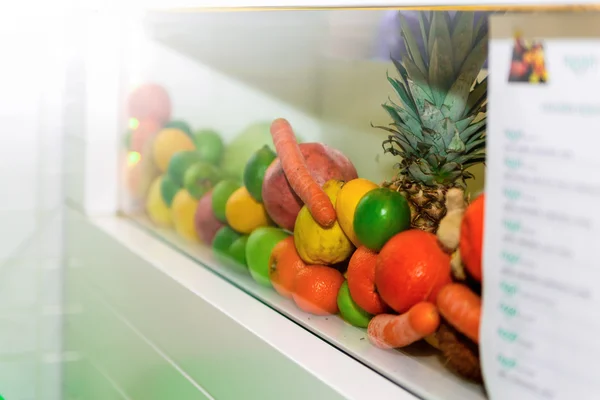 Taze meyve ve sebze beyaz cam raf içinde maruz yığını — Stok fotoğraf