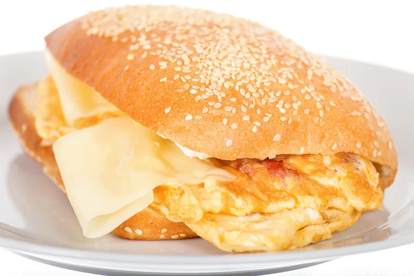 Sándwich de desayuno con tocino y huevo revuelto frito . Imagen De Stock