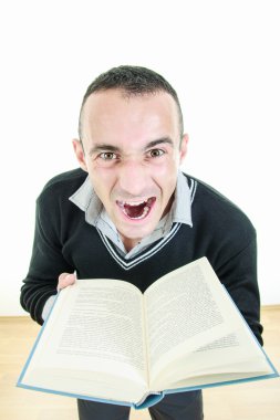 Kızgın genç adam bir kitap okuma yorgun