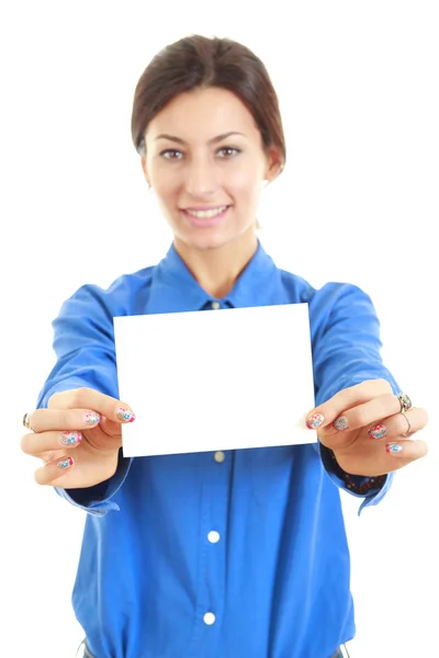 Kobieta trzyma jej duże, puste wizytówka obiema rękami — Zdjęcie stockowe