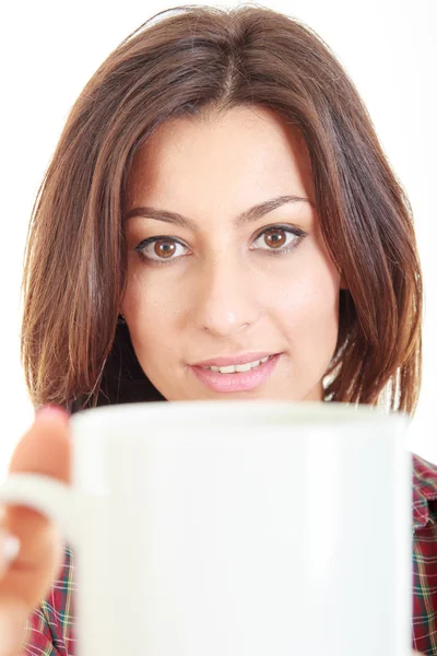 Kráska s šálkem kávy nebo čaje v velký hrnek — Stock fotografie