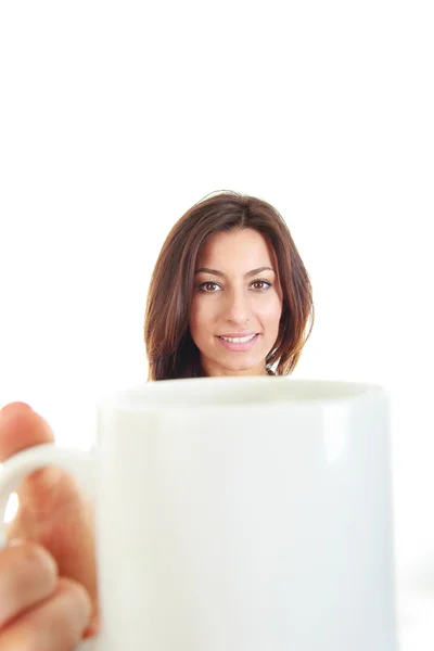 Tazza di caffè in mano di bella giovane donna — Foto Stock