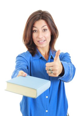 Başparmak gösterilmesini kitap olan güzel kadın