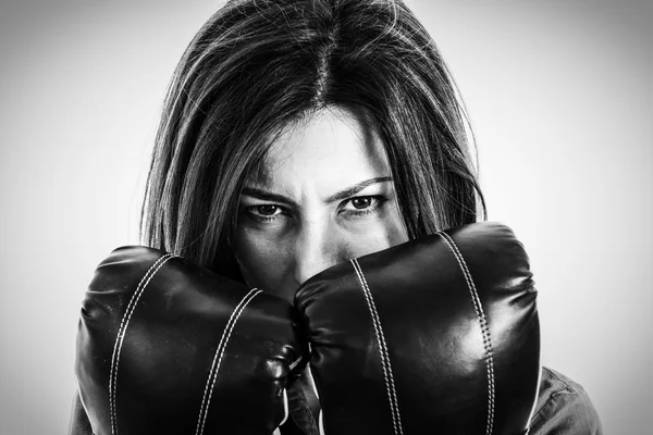Бесстрашная и яростная современная деловая женщина в боксёрских перчатках — стоковое фото