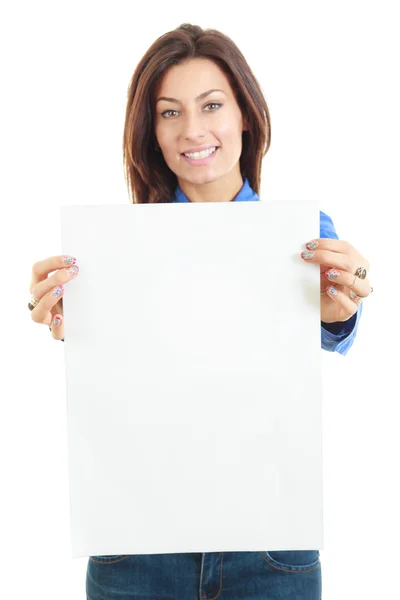 Mulher bonita segurando banner placa em branco sorrindo — Fotografia de Stock