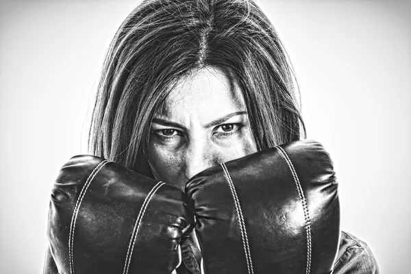 Furchtlose und wütende moderne Geschäftsfrau mit Boxhandschuhen ist — Stockfoto
