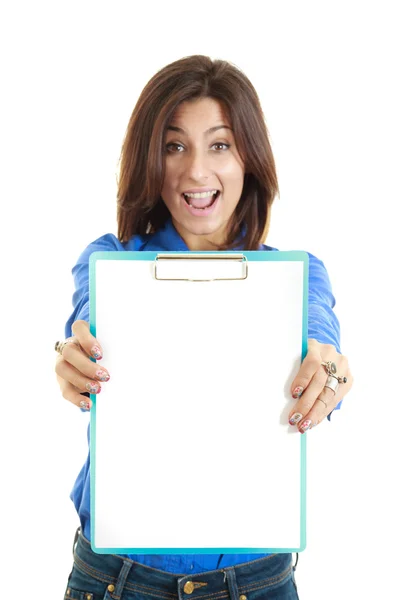 Förvånad affärskvinna hålla vitt blankt papper — Stockfoto
