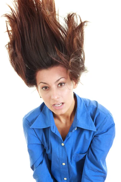 Femme surprise jetant de longs cheveux bruns dans les airs — Photo