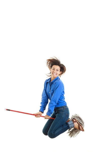 Mujer en jeans y camisa azul sosteniendo una escoba fregona entre su l — Foto de Stock